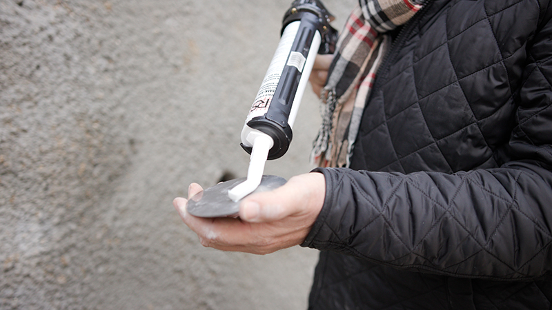 Apply construction glue RSMK-Fix